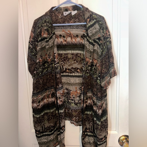 Button up, women’s,longer in front and super comfortable just too big for me - Picture 1 of 2